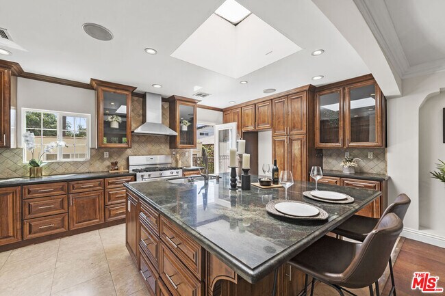 Building Photo - 1114 S La Peer Dr