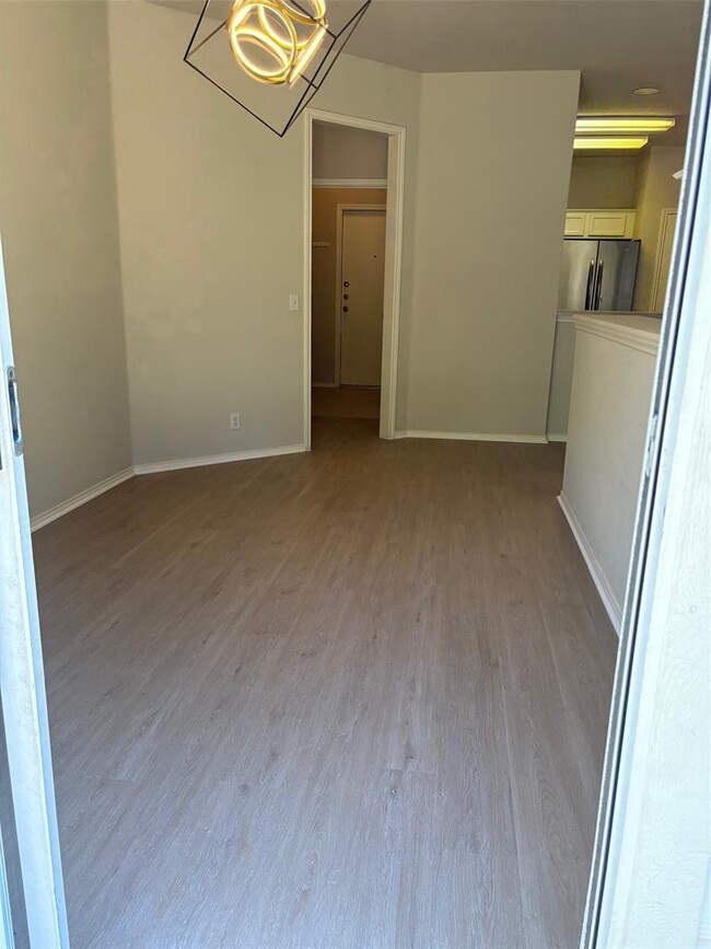 Building Photo - 3304 Santee Dr