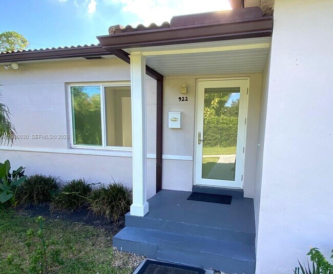 Building Photo - 922 NE 108th St