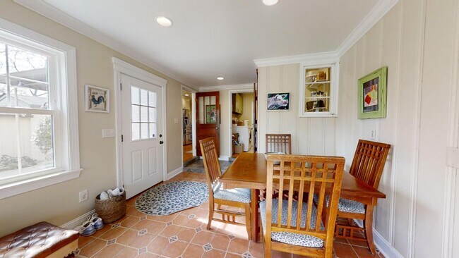 Building Photo - Gorgeous and updated home in Heart of Auburn