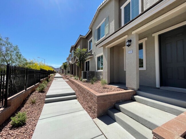 Building Photo - GATED 3 BED 3 BATH 2 CAR GARAGE TOWNHOUSE w/ LOFT + ROOM DOWNSTAIRS & COMMUNITY POOL IN HENDERSON