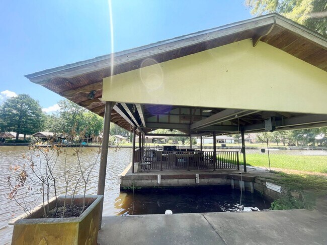 Building Photo - 204 Bay Park Dr