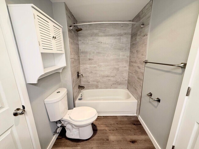 Building Photo - Charming 2-Bedroom Tukwila Townhome with Garage, Parking, Stainless Steel Appliances & Fireplace ...