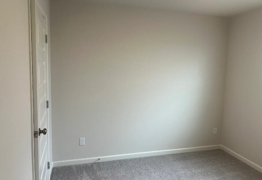 Building Photo - 3015 Seguaro Ln