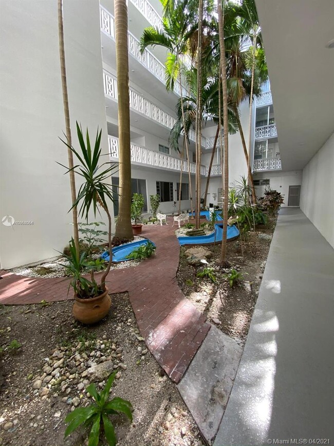 Building Photo - 9700 W Bay Harbor Dr