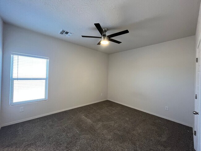 Building Photo - Modern 3 Bedroom 2 Bathroom Home In Los Lu...