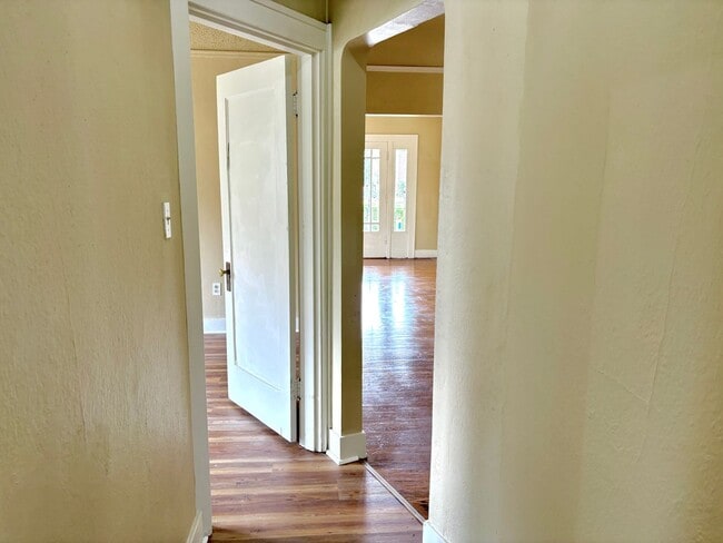 Building Photo - Historic Milwaukie 3 bedroom bungalow with...