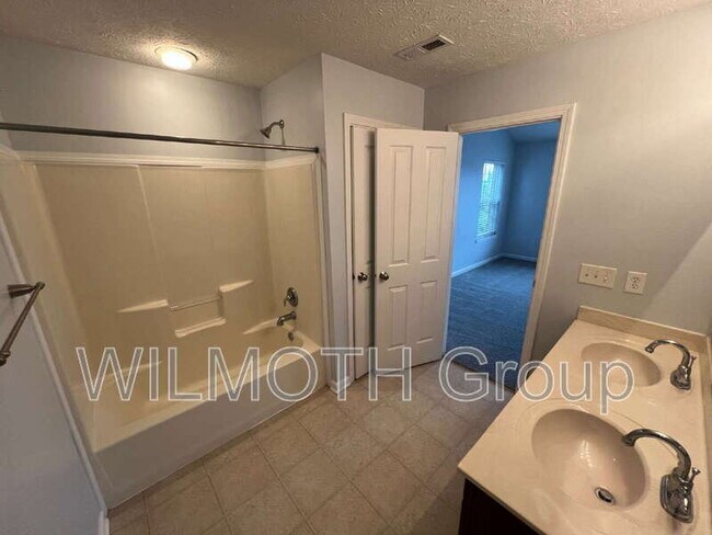 Building Photo - 9451 Glencroft Way