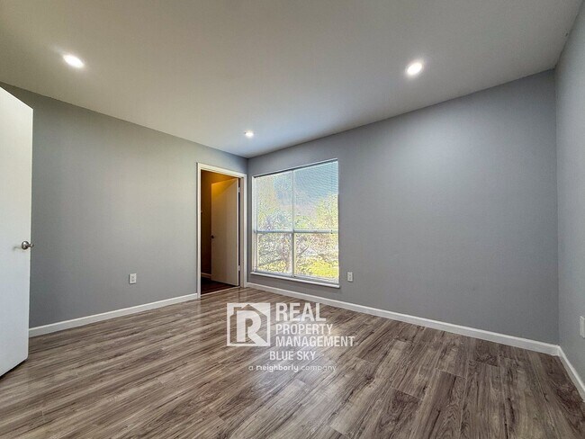 Building Photo - 9481 Highland Oak Dr