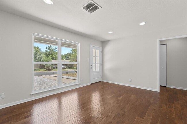Building Photo - 501 Arbor Ln