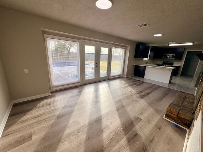 Building Photo - 5839 Kingsbury Ln