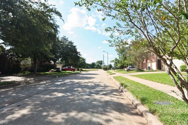 Building Photo - 2406 Old Dixie Dr