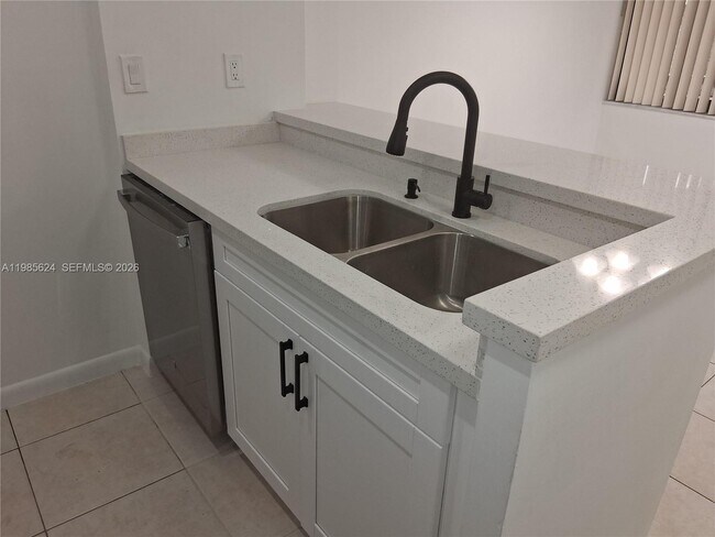 Building Photo - 15495 N Miami Lakeway