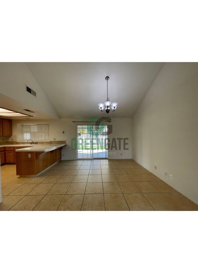 Building Photo - Beautiful 3 BEDROOM 2 BATH HOME IN MODESTO...