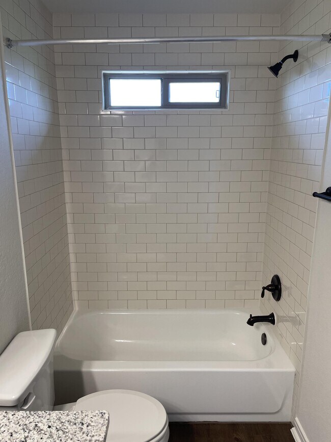 Building Photo - 2202 Sandlewood Cv