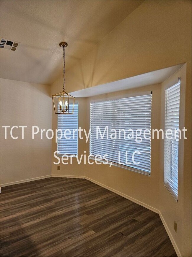 Building Photo - Charming Home in North East Mesa