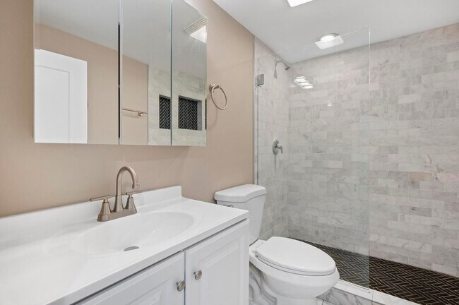 Building Photo - 3311 N Ravenswood Ave