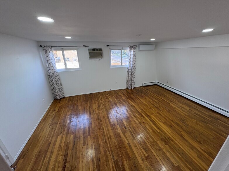 Building Photo - 37 John St