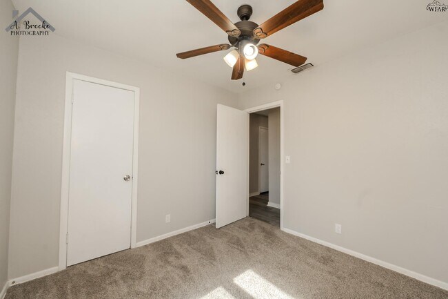 Building Photo - 1400 Phoenix Dr