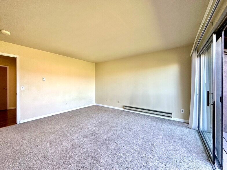 Building Photo - 1460 Parkway Dr