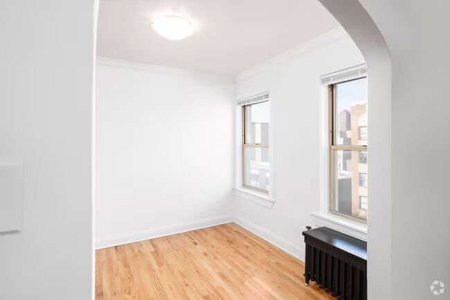 Building Photo - 901 W Argyle St