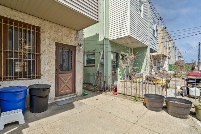 Building Photo - 2341 S Woodstock St
