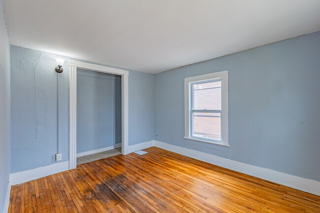 Building Photo - 383 Champlain St