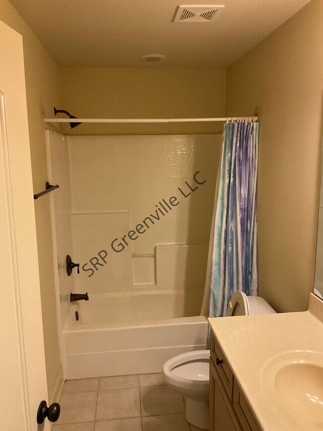 Building Photo - Four Bedroom Brick House for Rent!