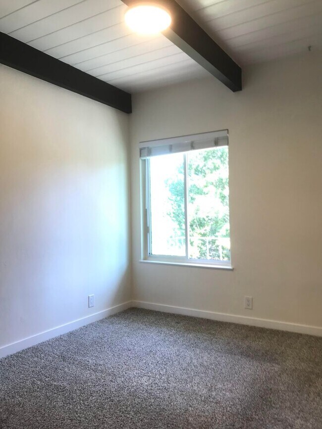Building Photo - Tranquil and Remodeled 2BR/1BA Updated Uni...