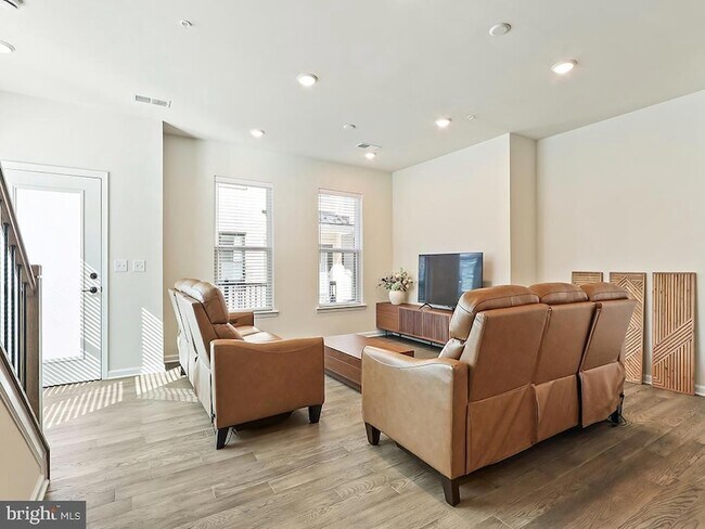 Building Photo - 1001 Greenwich Dr