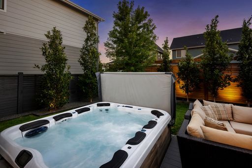 Building Photo - 6 Bedroom 5.5 Bathroom Single Family Home ...