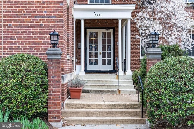 Building Photo - Top Floor Georgetown Two Bedroom in Amazing Location!