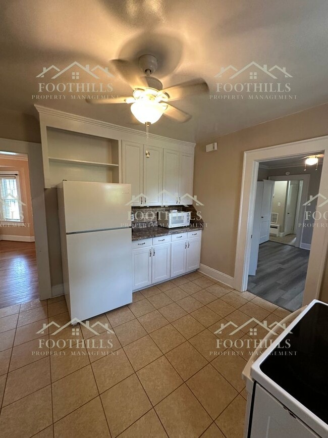 Building Photo - Beautifully updated cottage! 3-Bedroom/2-B...
