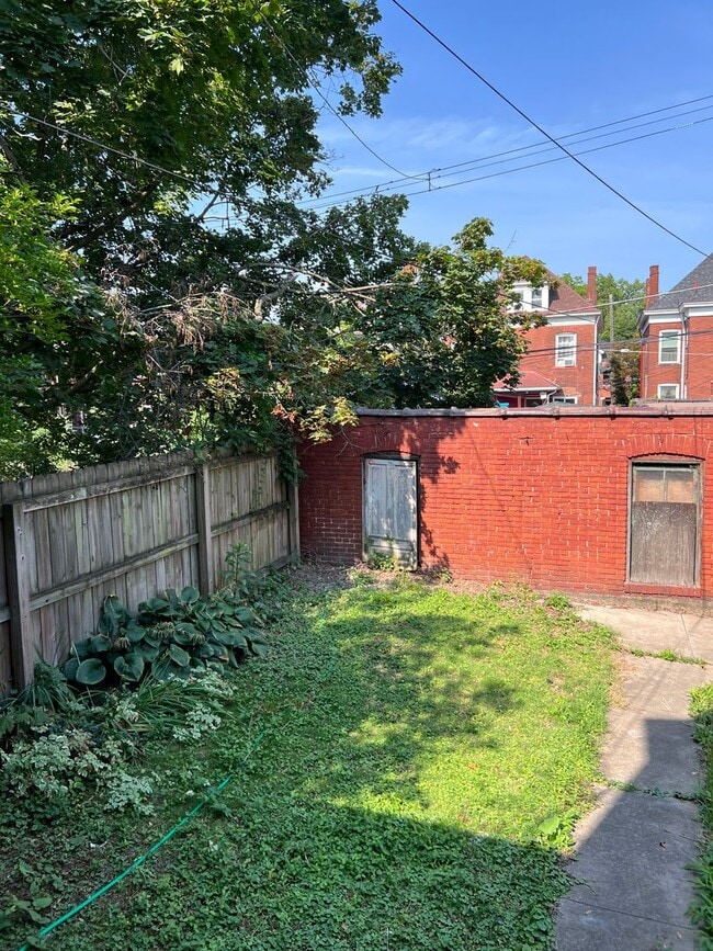Building Photo - Stunning 4 bedroom 2.5 bathroom house  - B...