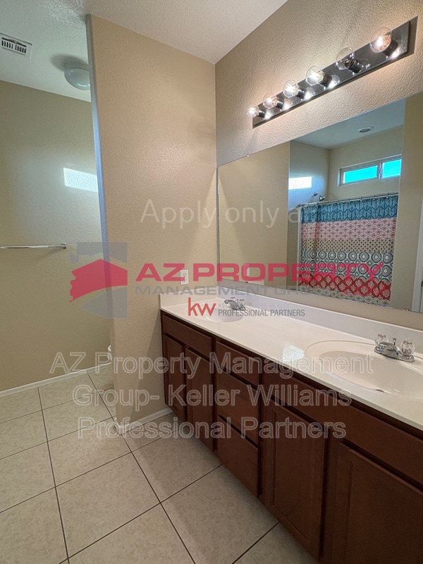 Building Photo - 812 S 178th Ln