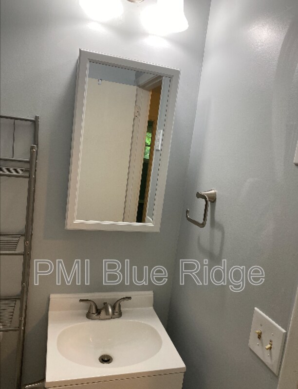 Building Photo - 325 Comet Dr