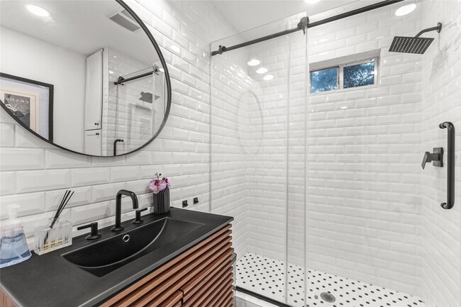 Building Photo - 315 W 9th St