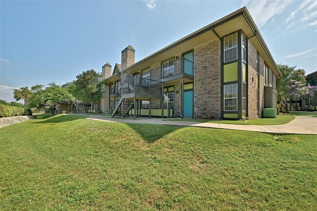 Building Photo - 7685 Northcross Dr