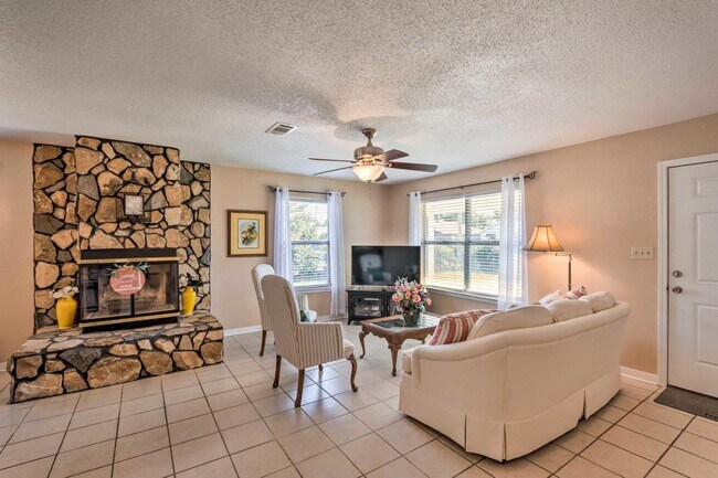 Building Photo - 1223 Redwood Ln