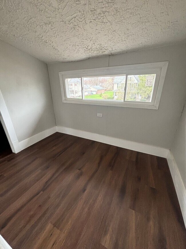 Building Photo - For Rent – Spacious 4-Bedroom Home with Modern Upgrades!