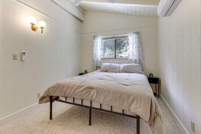 Building Photo - 2820 Greenway Dr