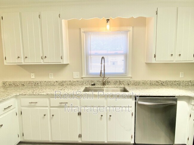 Building Photo - 39 Whites Ln