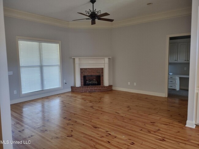 Building Photo - 103 Hallmark Pl