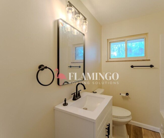 Building Photo - Charming 3 Bedroom, 1 Bath