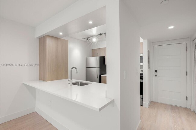 Building Photo - 1756 N Bayshore Dr