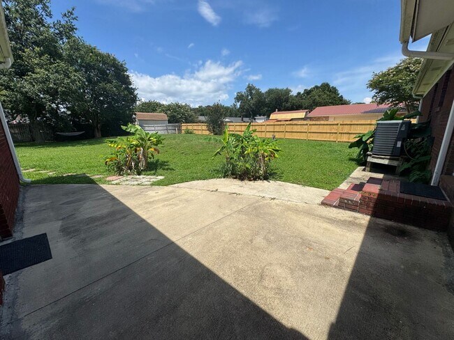 Building Photo - Gulf Breeze - Pineglade - 4 bedroom, 3 bat...