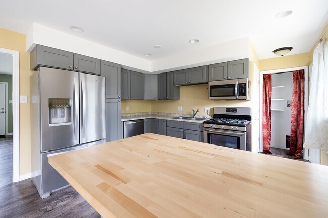 Building Photo - 207 Ridge Springs Ln