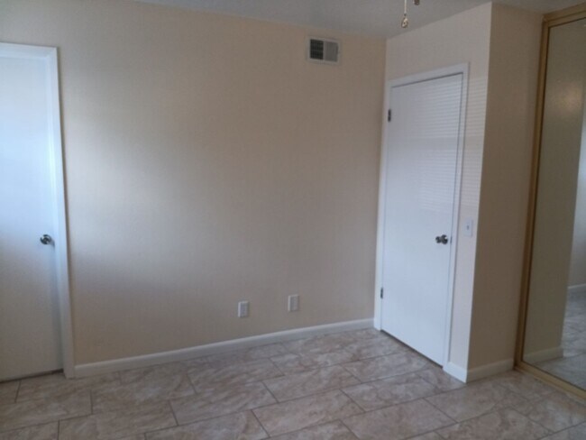 Building Photo - 2-bedroom, 2-bathroom home located in the vibrant city of Albuquerque