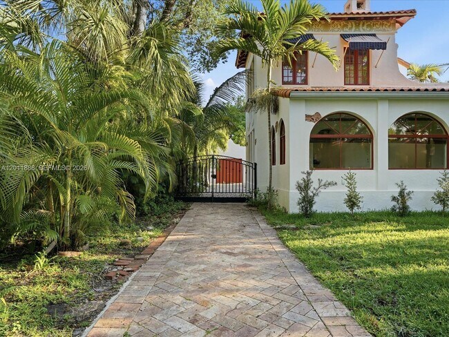 Building Photo - 1137 Asturia Ave
