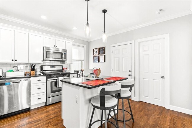 Building Photo - 32 Watts St